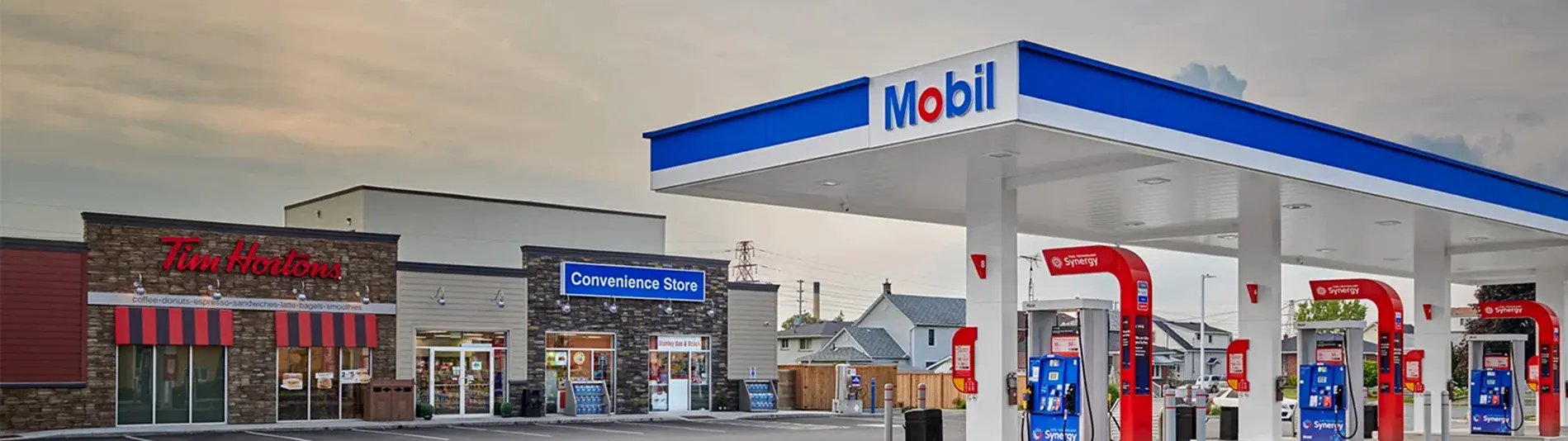 Station-service Mobil avec dépanneur et Tim Hortons.