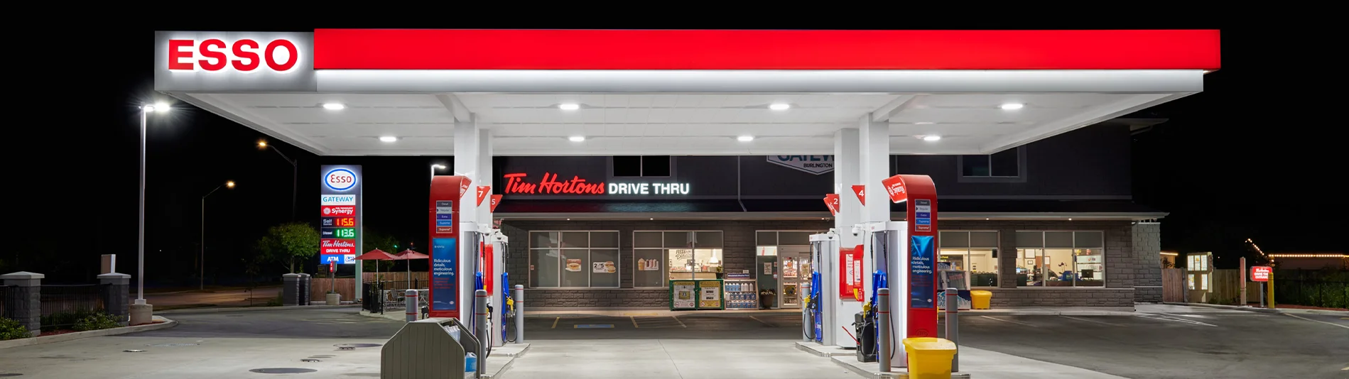 Station-service Esso avec dépanneur et Tim Hortons.