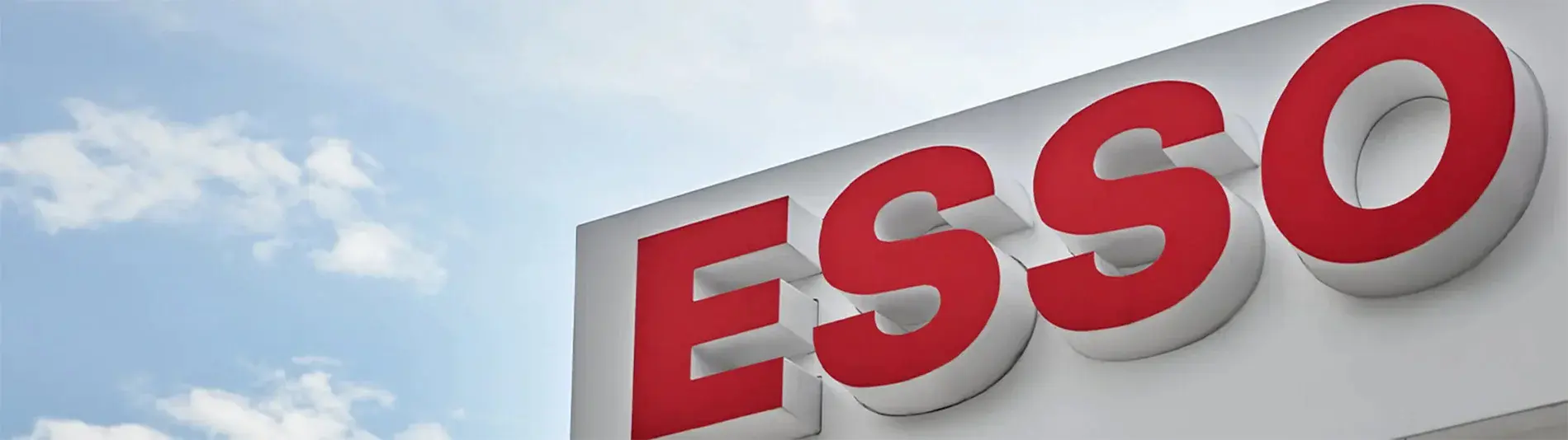 Panneau de station-service de marque Esso.